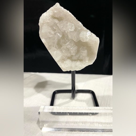 Quartz on a stand - Picture 8 of 15